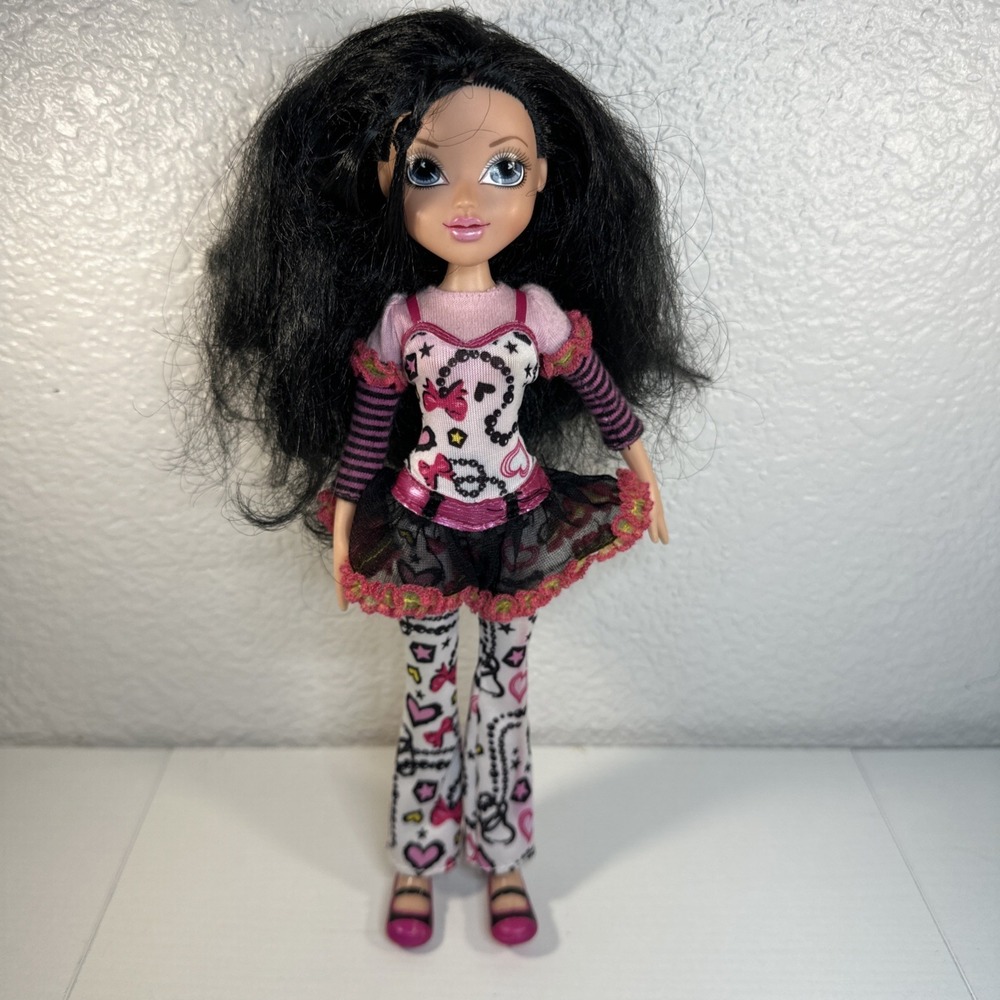 2009 Moxie Girlz Art-titude Merin Brunette Blue Eyes MGA 10"